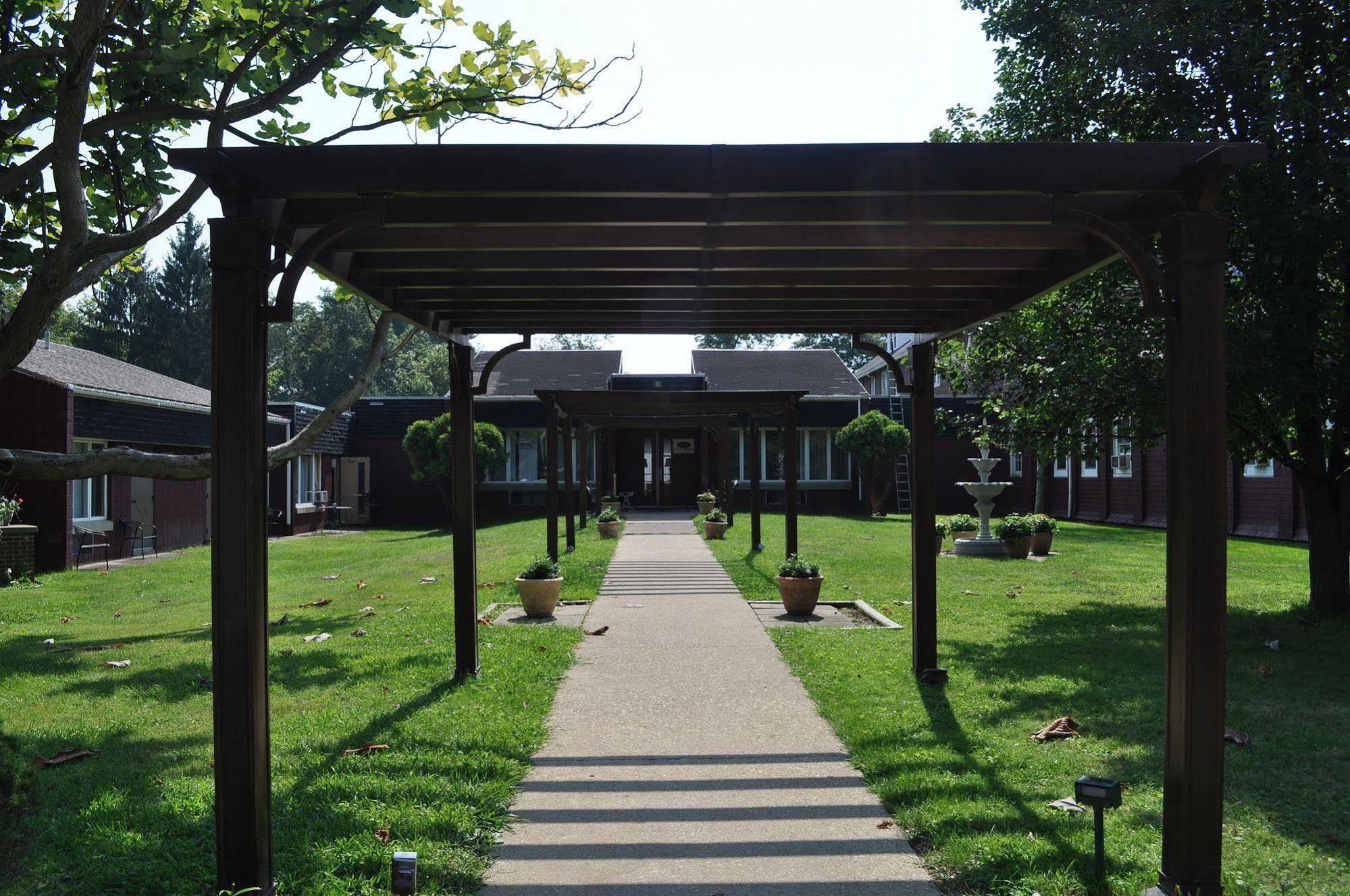 Aspen Manor Resort Wellsburg Exterior photo